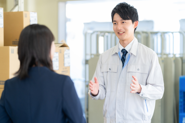 会話する男性