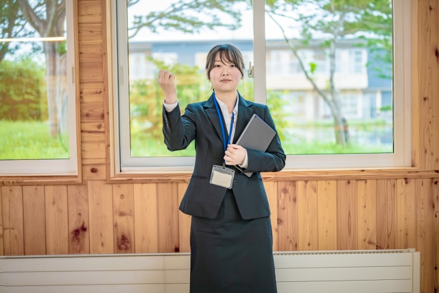 ガッツポーズ　女性