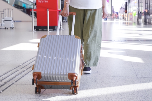 空港内を歩く女性